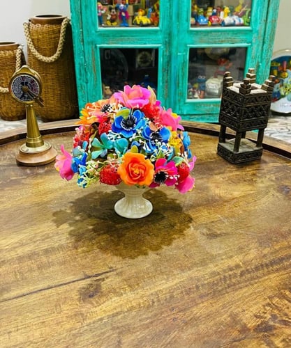 من زينة جيل السبعينات؛؛ سلّة بداخلها ورد من البلاس...