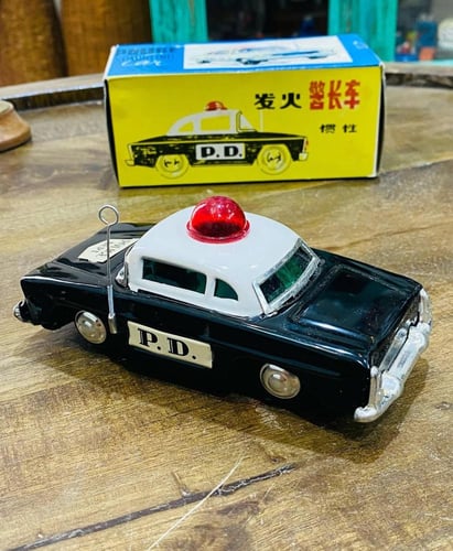 من البنود الشحيحة بهذا الشكل؛ سيارة شرطة صاج؛ قديم...