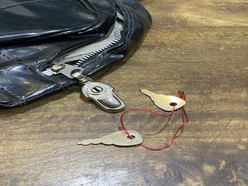من البنود الشحيحة جداً؛ طقم شناط سفر (رحلة سعيدة)...