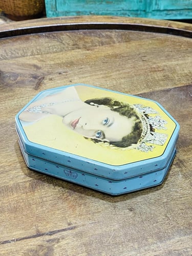 من البنود الشحيحة؛ علبة أصلية قديمة تذكارية صنعت خ...