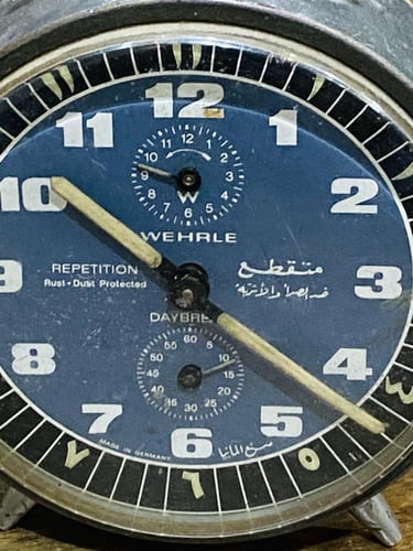 من النوادر؛ ساعة مكتبية أنيقة جداً بألوان مميزة ال...