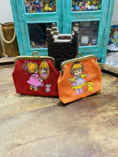 من البنود الشحيحة؛ شناط بحجم صغير قديمة اشتهرت في...