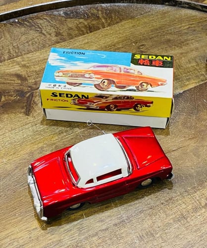 من البنود الشحيحة بهذا الشكل؛ سيارة سيدان صاج بلون...