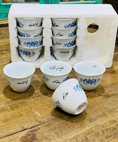 فناجيل قديمة وارد العساف مكتوب عليها "أهلا بكم في...