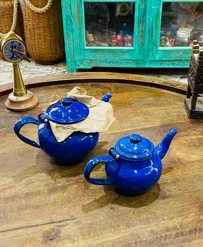 من البنود المميزة؛ طقم أباريق غضار بمقاسين مختلفين...