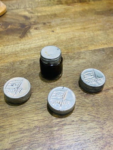 من النوادر؛ عدد ٤ علب صغيرة جداً (واضح حجمها مقارن...