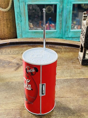 من البنود المميزة؛ راديو على شكل علبة كولا
