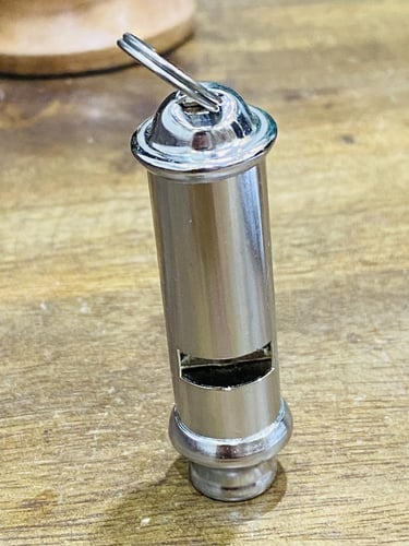 من البنود المميزة؛ صافرة من المعدن المتين ثقيلة ال...