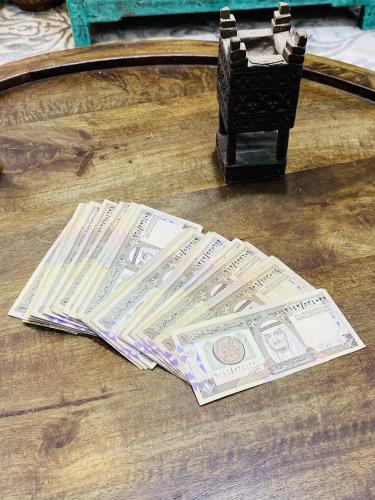 رزمة ٩٨ قطعة فئة ١ ريال الملك فهد؛ يوجد بها الطبعا...