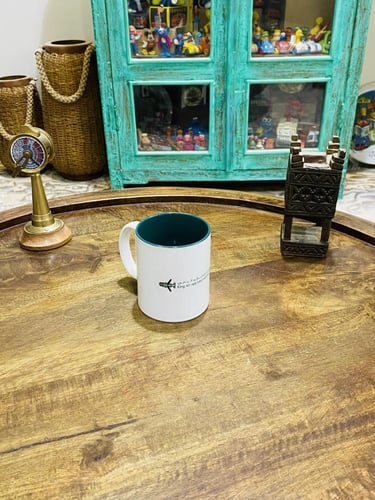 من البنود المميزة؛ كوب بالشعار القديم لمطار الملك...