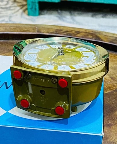 من النوادر؛ ساعة منبة تعمل بالتكويك بلون ذهبي جميل...