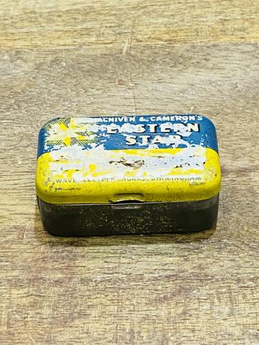 من البنود الشحيحة؛ علبة معدنية صغيرة بداخلها ريش أ...