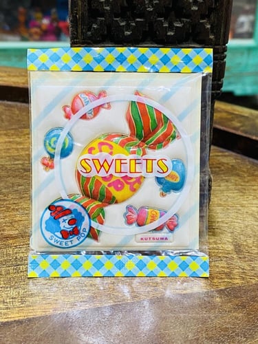 من النوادر؛ مغلفات بداخلها ملصقات بارزة قديمة ومخز...