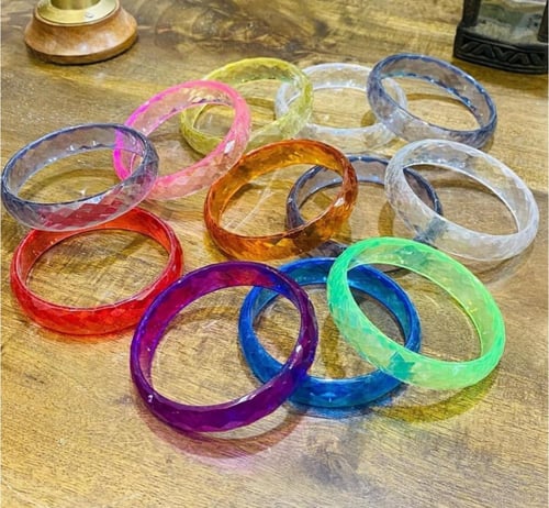 من البنود المميزة؛ أساور بلاستيك قديمة ؛ كانت من ه...