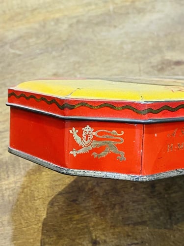 من البنود الشحيحة؛ علبة أصلية قديمة تذكارية لحفل ت...