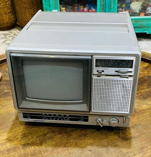 من نوادر الأجهزة؛ تلفزيون وراديو محمول من شركة أور...