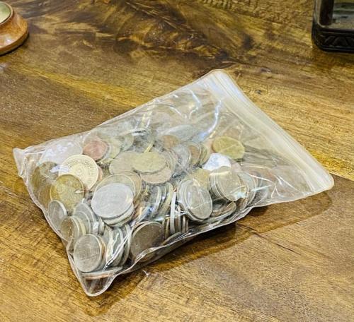 كيلو عملات قديمة متنوعة عربية وأجنبية؛ لم يتم فرزه...