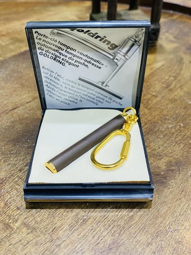 من البنود الشحيحة؛ ميدالية من المعدن المتين مزودة...