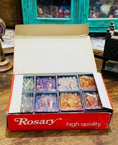 من النوادر؛ سبحة ثقيلة الوزن داخل علية خاصة بألوان...