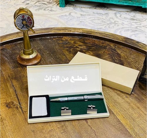 من النوادر؛ طقم أنيق وقديم جداً بلون فضي مميز مكوّ...