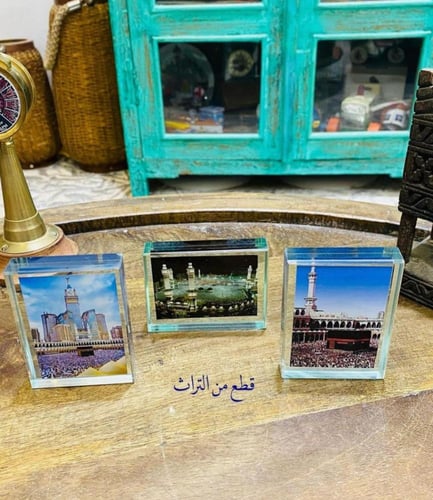 قطعة زجاج ثقيلة الوزن تحمل صورتين للحرم مختلفة لكل...