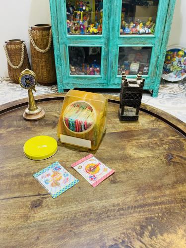 من النوادر؛ مغلفات بداخلها ملصقات بارزة قديمة ومخز...