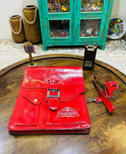 من البنود الشحيحة؛ شنطة مدرسية مصنوعة من الجلد بلو...