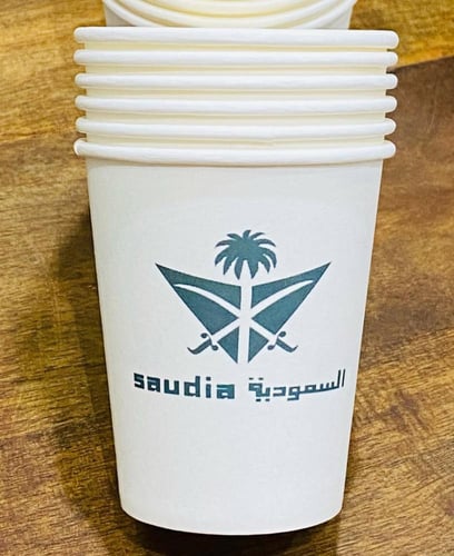 ربطة بداخلها عدد ٥٠ كأس من كاسات الخطوط السعودية ب...