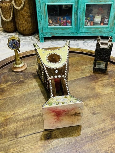 من البنود المميزة؛ مبخرة خشب مزيّـنة بنحاس ذهبي وم...