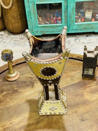 من البنود المميزة؛ مبخرة خشب مزيّـنة بنحاس ذهبي وم...