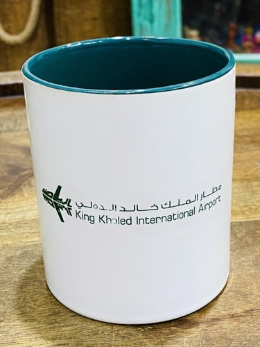 من البنود المميزة؛ كوب بالشعار القديم لمطار الملك...