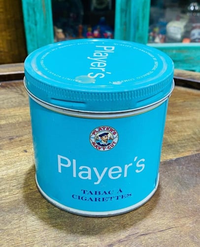 من البنود الشحيحة؛ عدد ٣ علب دخان مصنوعة من المعدن...