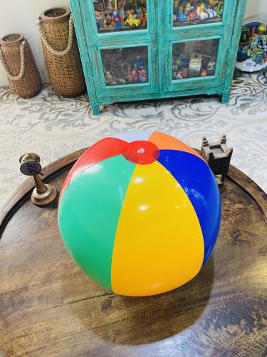 من أجمل ألعاب فترة الثمانينات؛ كورة بلاستيكية ملون...