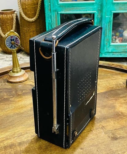 من الأجهزة الجميلة والنادرة؛ راديو قديم جداً مغطى...