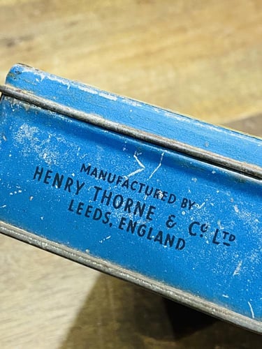 من البنود الشحيحة؛ علبة معدن قديمة جداً لأحد أنواع...