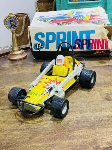 من البنود الشحيحة؛ سيارة سباق مصنوعة من الصاج والب...