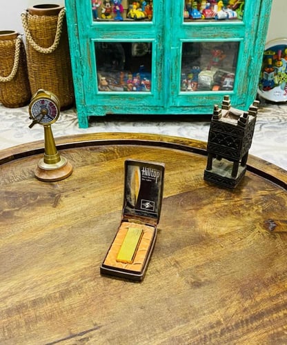 من البنود المميزة؛ ولاعة من المعدن ثقيلة الوزن قدي...