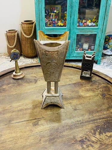 من البنود الشحيحة؛ مبخرة معدن قديمة جداً بارتفاع ٣...