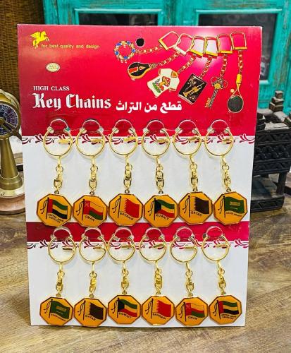 من البنود الشحيحة؛ تعليقة ميداليات معدن قديمة وثقي...