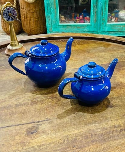 من البنود المميزة؛ طقم أباريق غضار بمقاسين مختلفين...