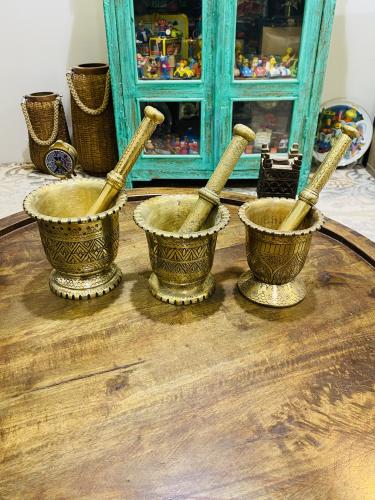 من البنود المميزة؛ طقم مكوّن من ٣ نجور من النحاس م...