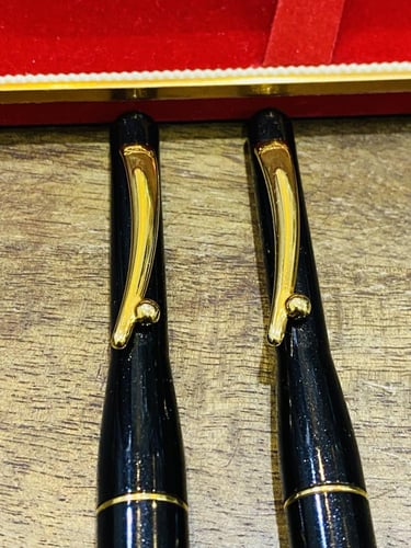 من النوادر؛ طقم أقلام بتصميم غريب ومميز؛ الأول قلم...