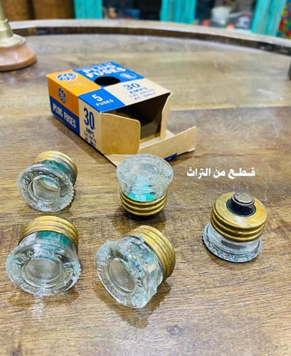 من البنود الشحيحة؛ كرتون بداخله عدد خمس لمبات تلفز...