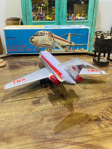 من النوادر؛ طائرة كبيرة الحجم (طولها أكثر من ٣٠سم...