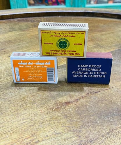 عدد ٣ كباريت مختلفة؛ السعر للجميع