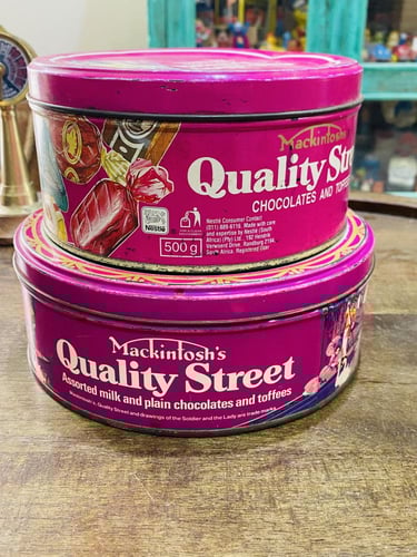 علبتين حلاو ماكنتوش قديمة ونادرة السعر للجميع