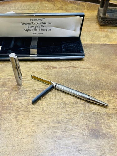 من النوادر؛ قلم حبر ٢ في ١ (الحبر جاف يحتاج تبديل)...