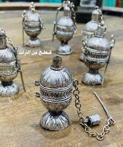 من النوادر؛ مكاحل متحفية عمل يدوي تسمى مكاحل الفضة...