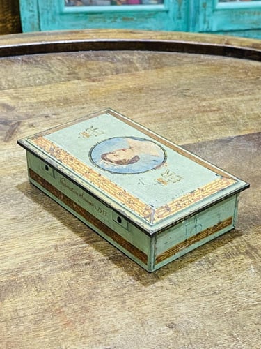 من البنود الشحيحة؛ علبة معدنية أصلية قديمة تذكارية...