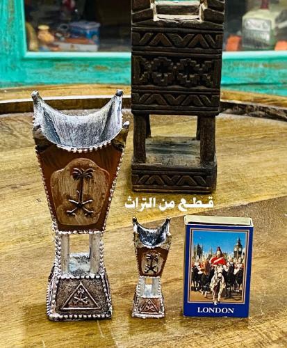 من النوادر؛ مدخنتين صغيرة الحجم بمقاسين مختلفين (و...